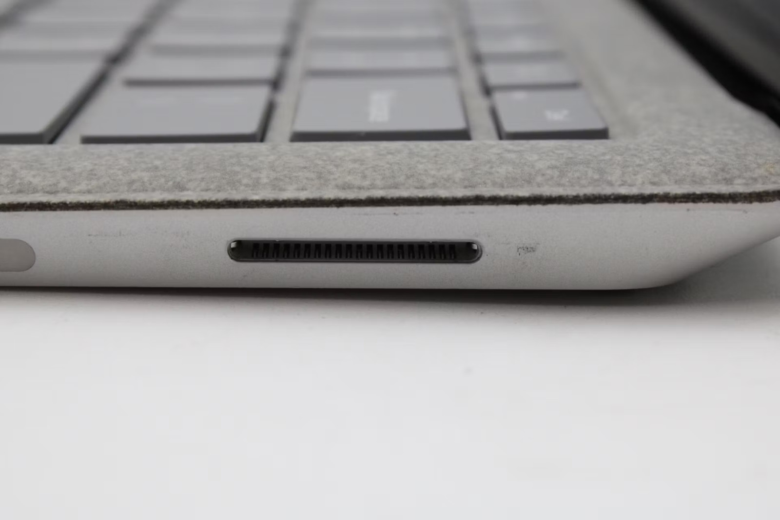 Microsoft Surface Laptop Used 13.5″ i7-7660U, 256GB NVMe, 8GB RAM