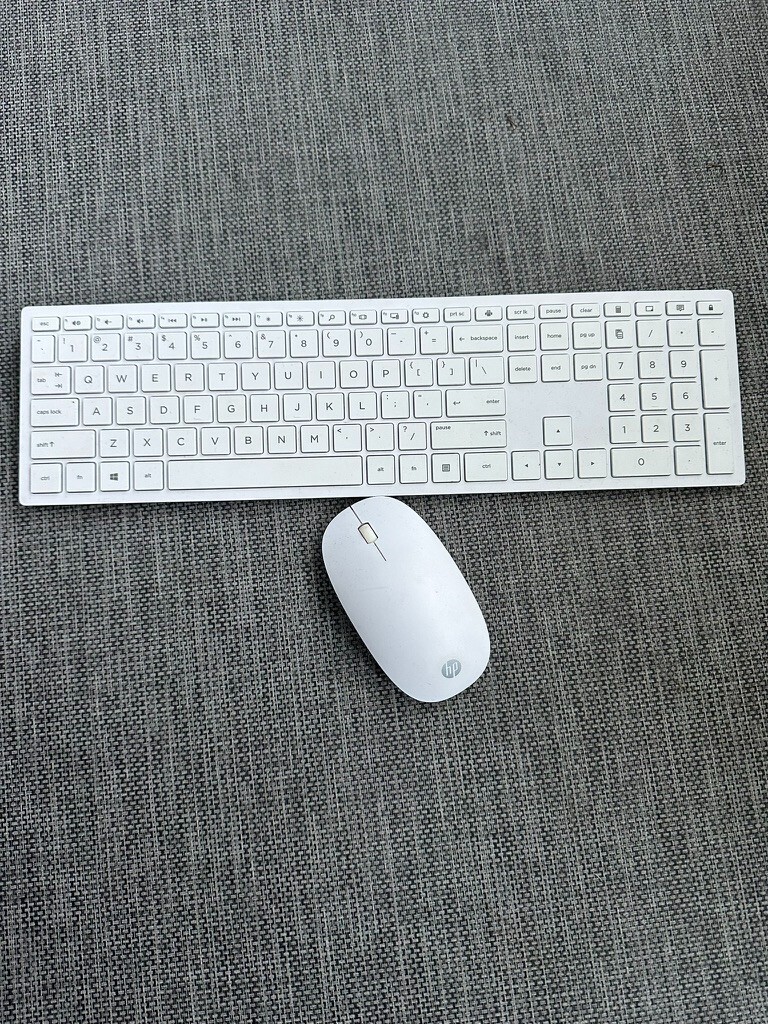 White HP Pavilion 27in All-in-One Barely Used