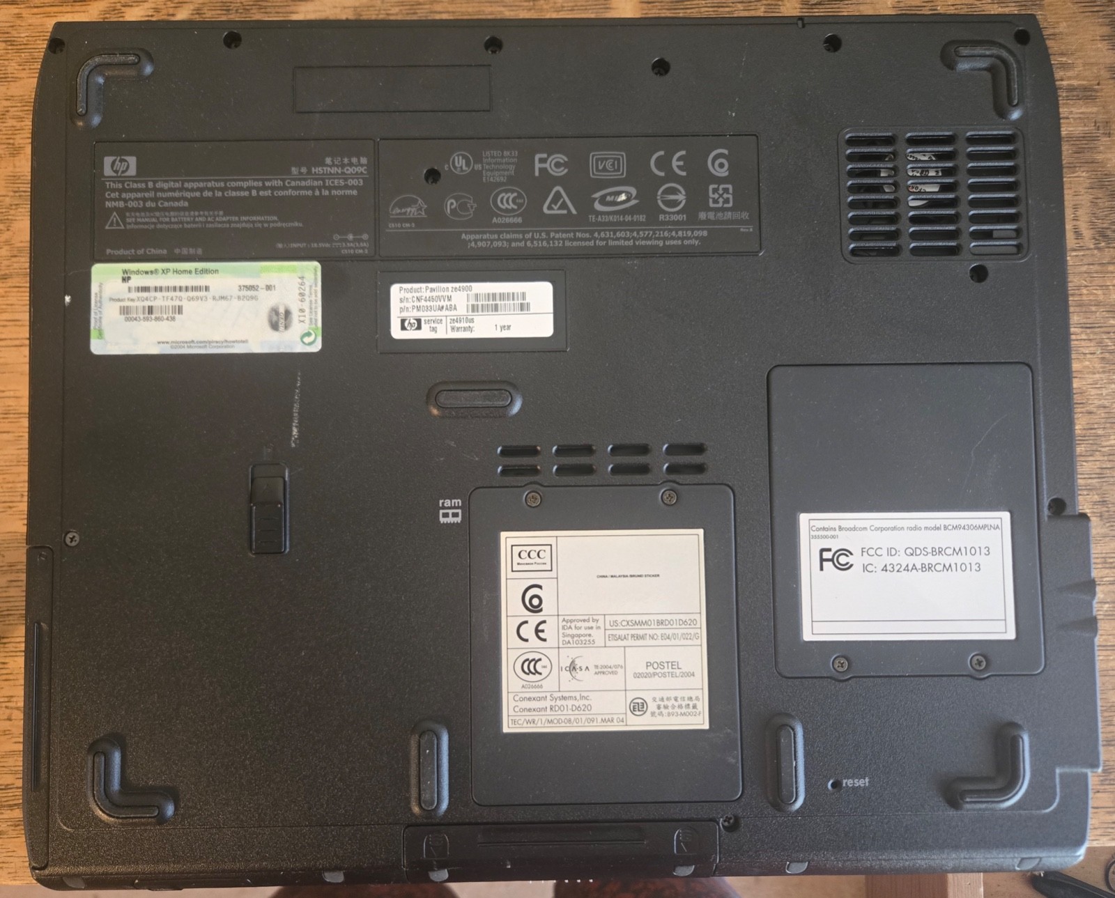 HP Pavilion ZE4910US Laptop Intel Celeron w/AC Adapter *Cracked Screen*