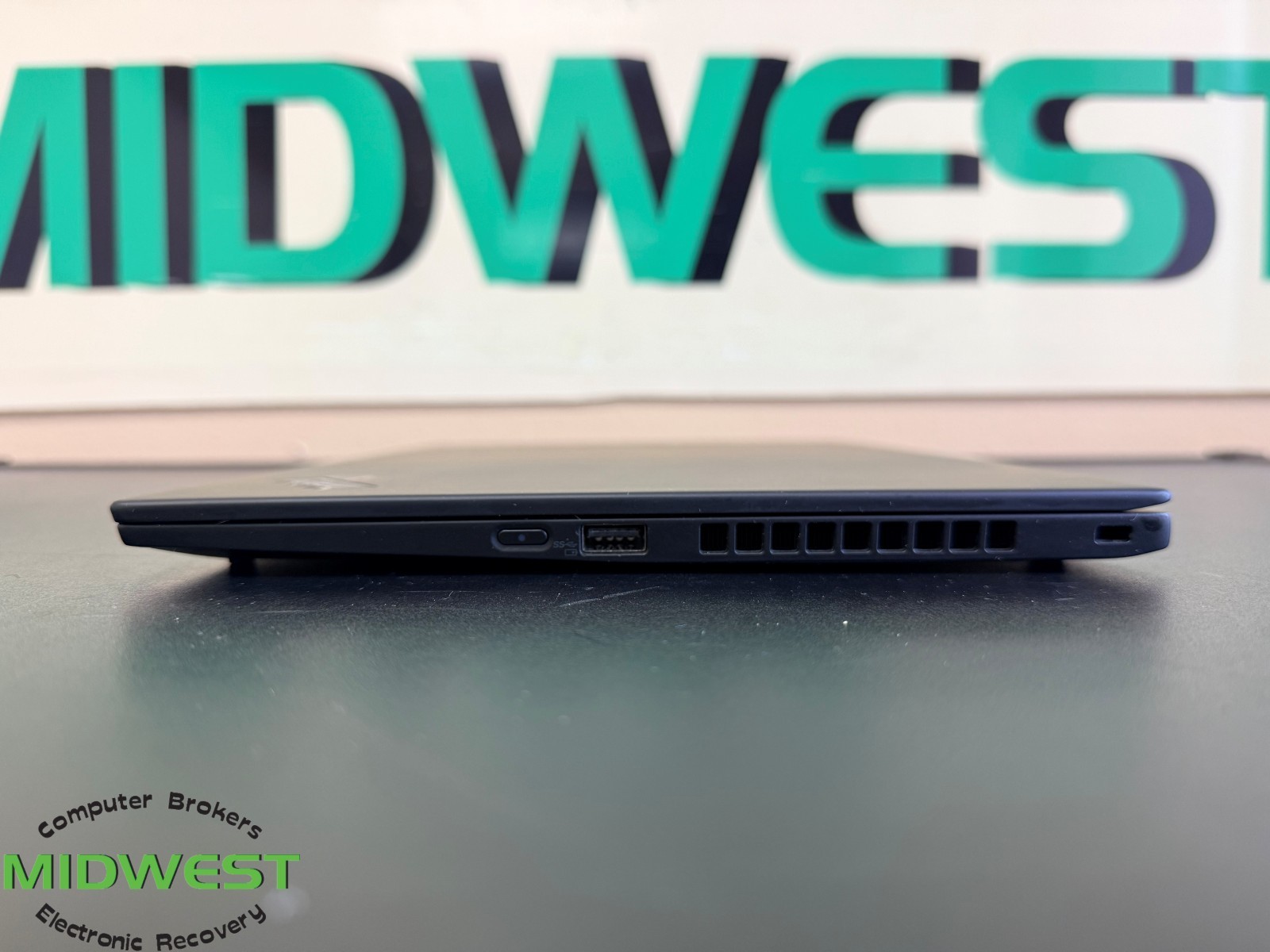 Lenovo ThinkPad X1 Carbon Gen 8 i7-10610U 1.8GHz 16GB RAM No OS/HDD/SSD