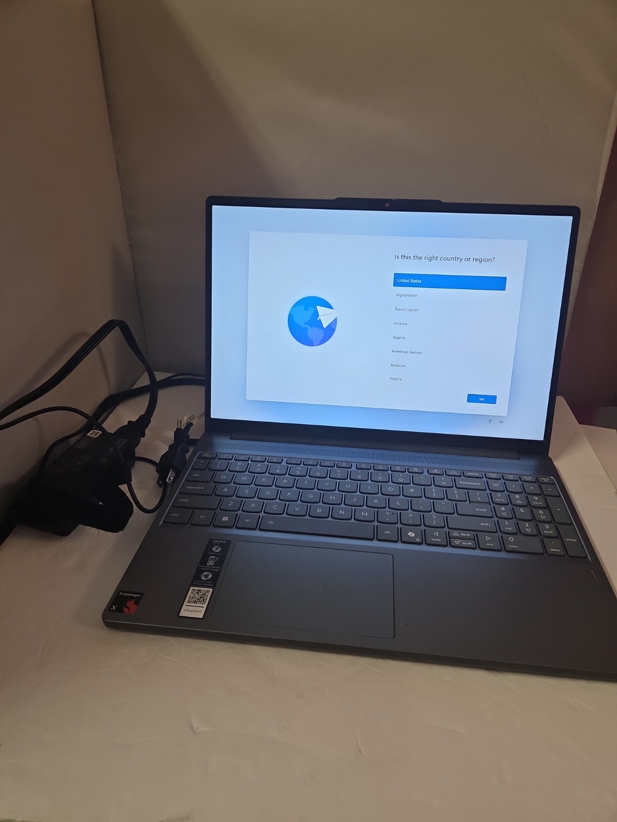 Lenovo IdeaPad Slim 3 15Q8X10 15.6″ Snapdragon X X1-26-100 2.9GHz 16GB RAM 256GB