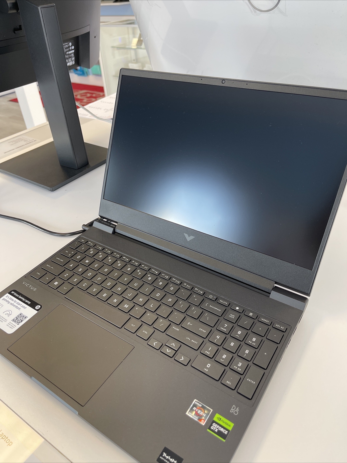 HP Victus Gaming 15-FB0121NR 15.6” (512GB SSD AMD Ryzen 5 5600H 3.3GHz 8GB RAM)