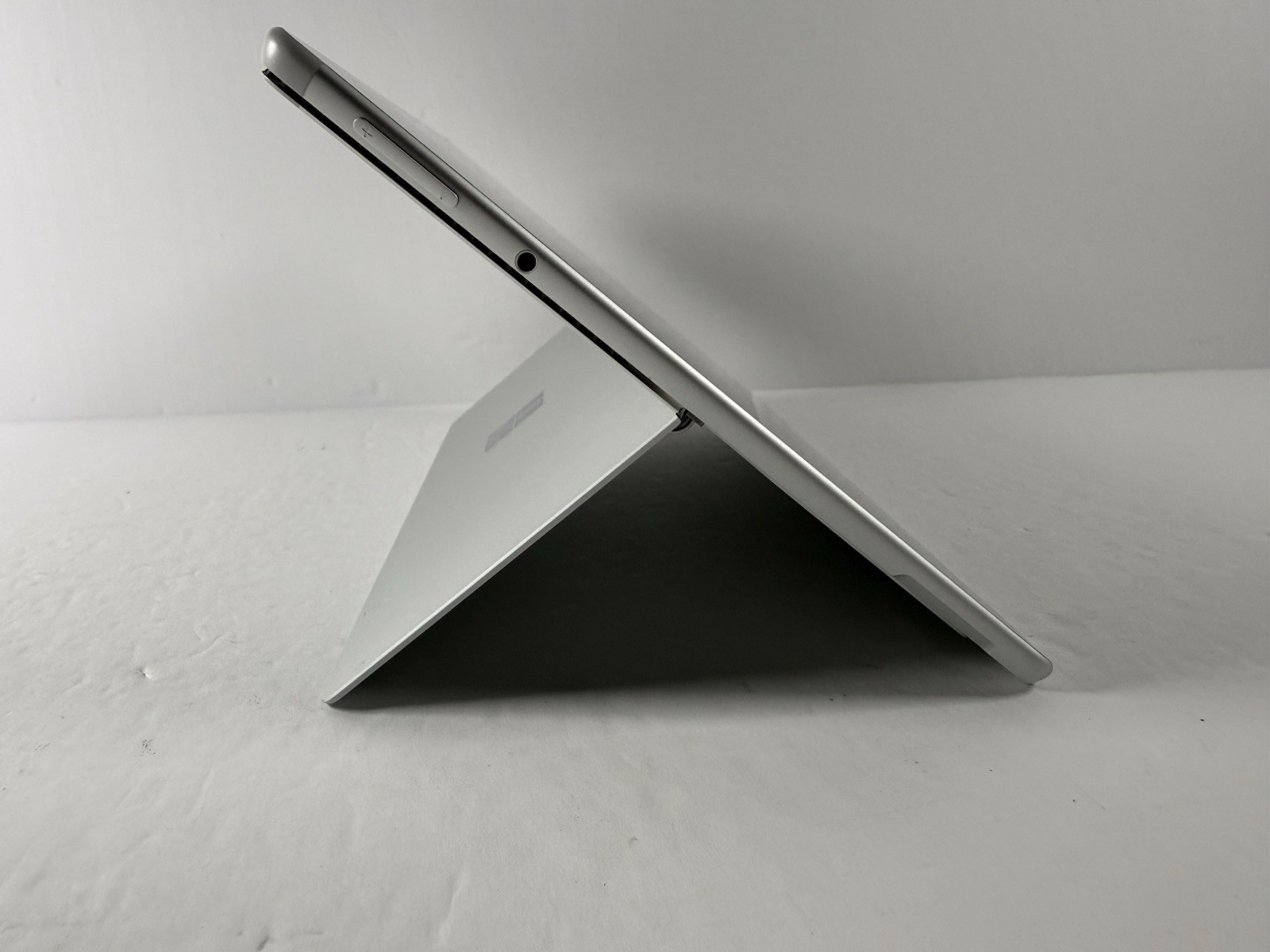 Microsoft Surface Pro 8 (1982) i5-1145G7 – 16GB RAM – 256GB 120Hz – Win 11 Pro