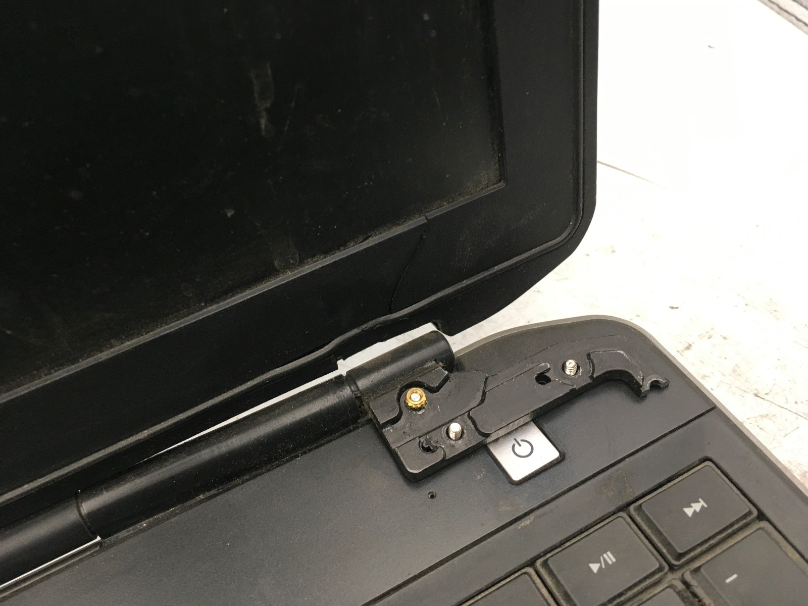 DELL LATITUDE E5530 – BOOTS TO BIOS – INTEL I5 3210M – NO RAM – READ DESC – BB