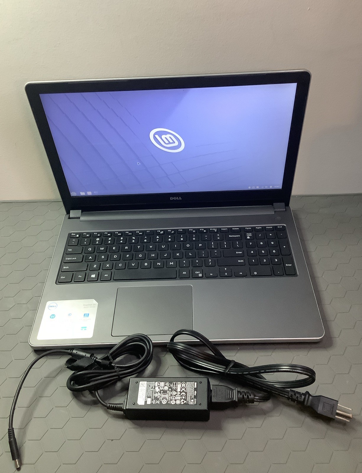 Dell Inspiron 15 5000 series- AMD E2-7110/4GB RAM/ 1000GB HDD/Linux Mint