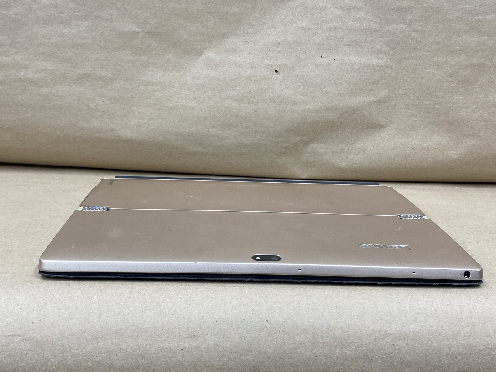 Lenovo 80QL – 12″ 2160*1440 – m5-6y54 – 4GB – 128GB SSD – Windows 10 Pro