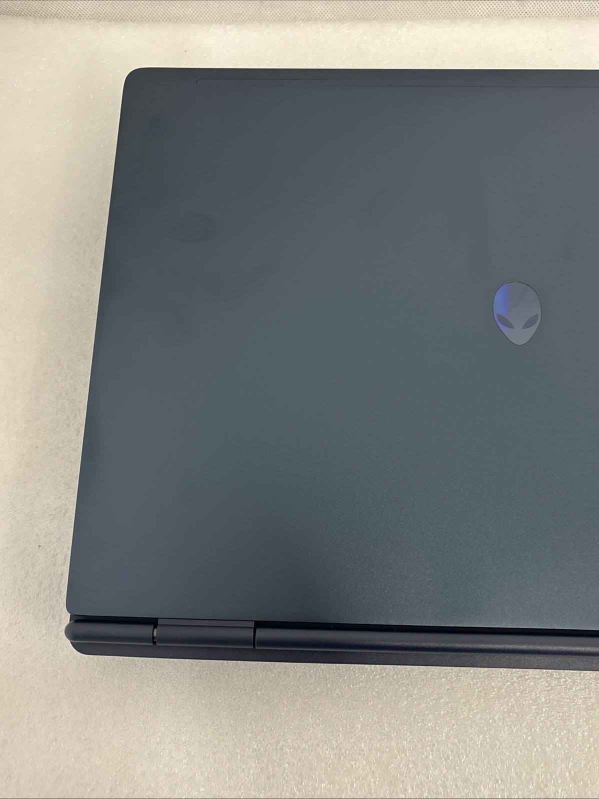 Dell Alienware 16 Aurora (1TB, Intel Core 7, 16GB, RTX 5050, Windows 11 Home)