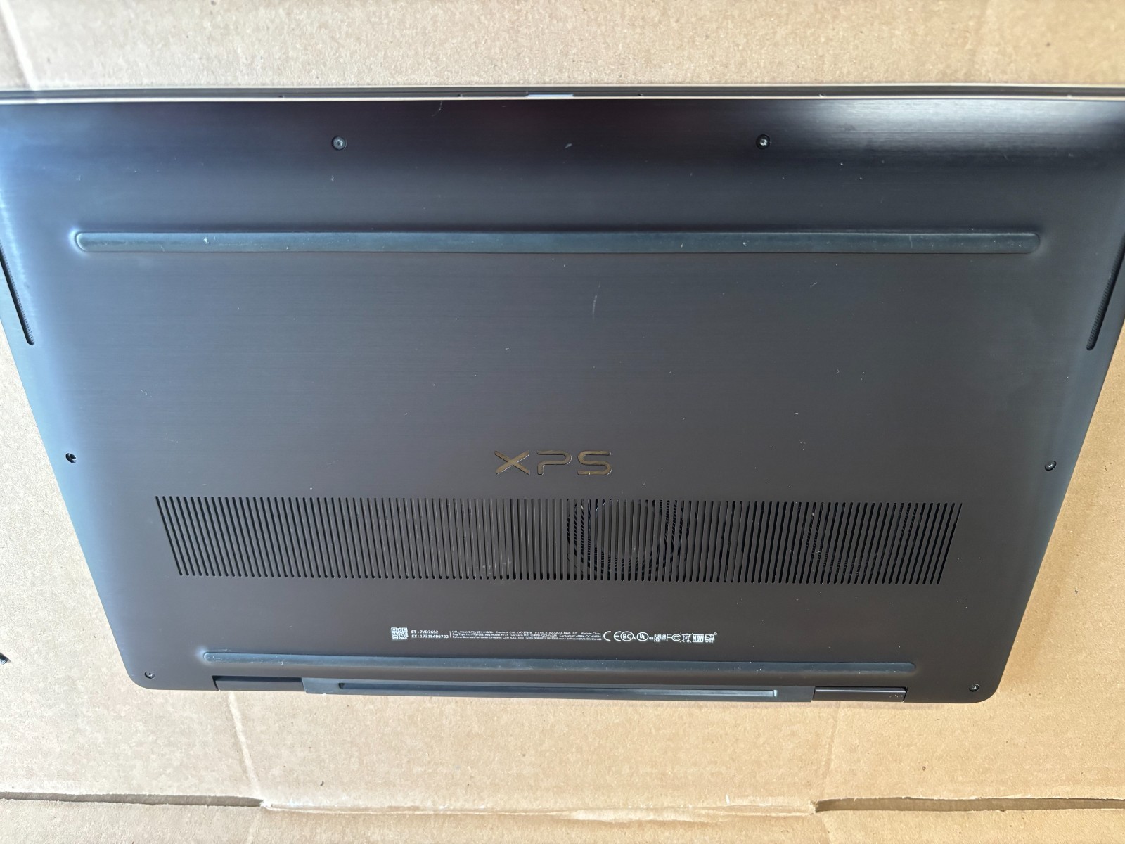 DELL XPS 15 9575 i7-8705G 3.1GHZ DDR4 16GB NVME 256GB RX VEGA TOUCH SCREEN