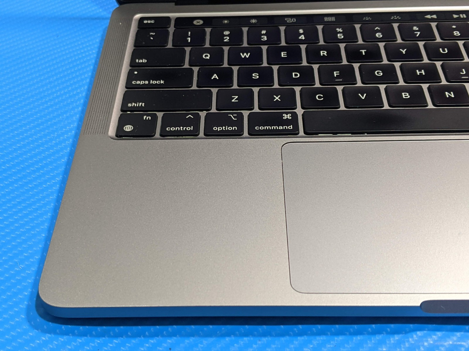 Apple MacBook Pro (2020) 13.3″ A2338 M1 8CPU/8GPU 3.2GHz 8GB 256GB MYDA2LL/A +PA