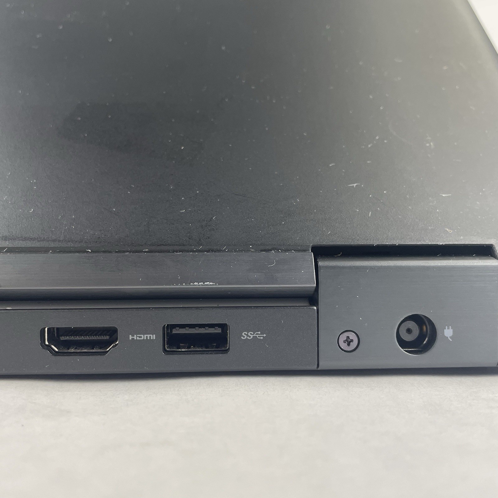 Dell Latitude 5580 15.6″ i5-7300U 2.60 GHz 8 GB RAM No SSD No OS