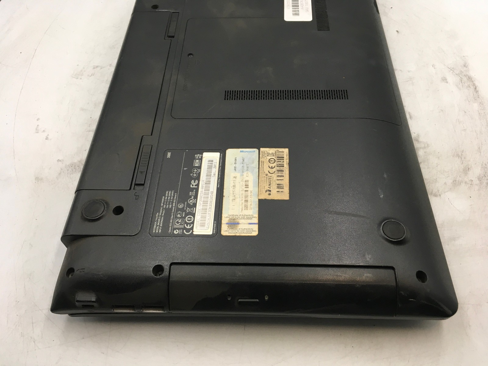 SAMSUNG 300E NP300E5A – FOR PARTS/BAD LCD – INTEL I3 2ND GEN – 4GB RAM -READ- BB