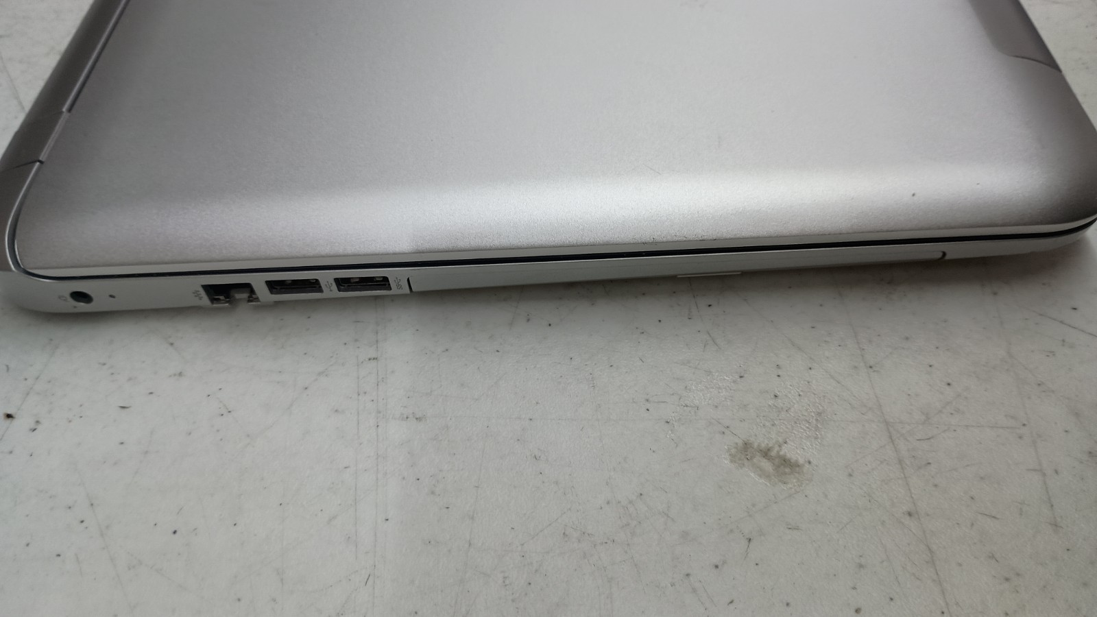 HP ENVY 17-s017cl Touchscreen Laptop (Intel Core i7-6500U, 8GB RAM, DVD, READ)