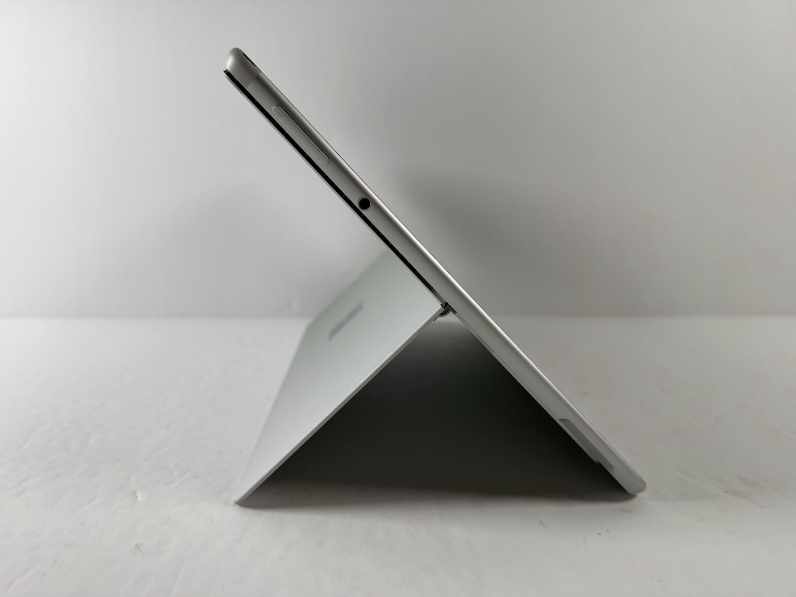 Microsoft Surface Pro 8 (1982) i5-1145G7 – 16GB RAM – 256GB 120Hz – Win 11 Pro