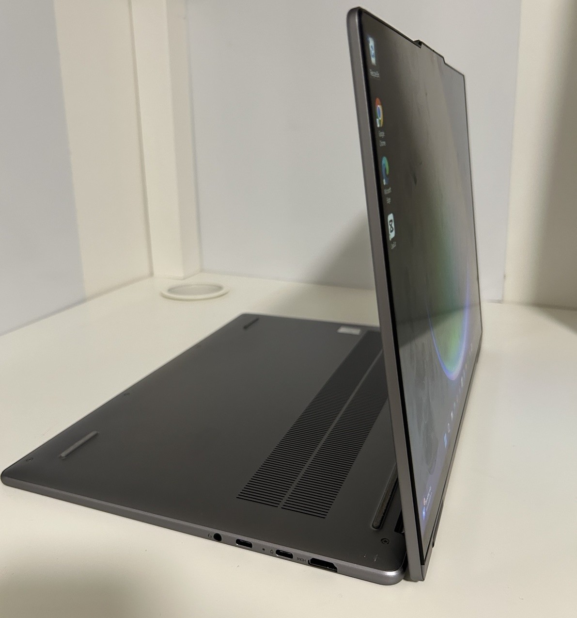 Lenovo Yoga 7i 2-in-1 Laptop 16″ Touchscreen – Used/ Good