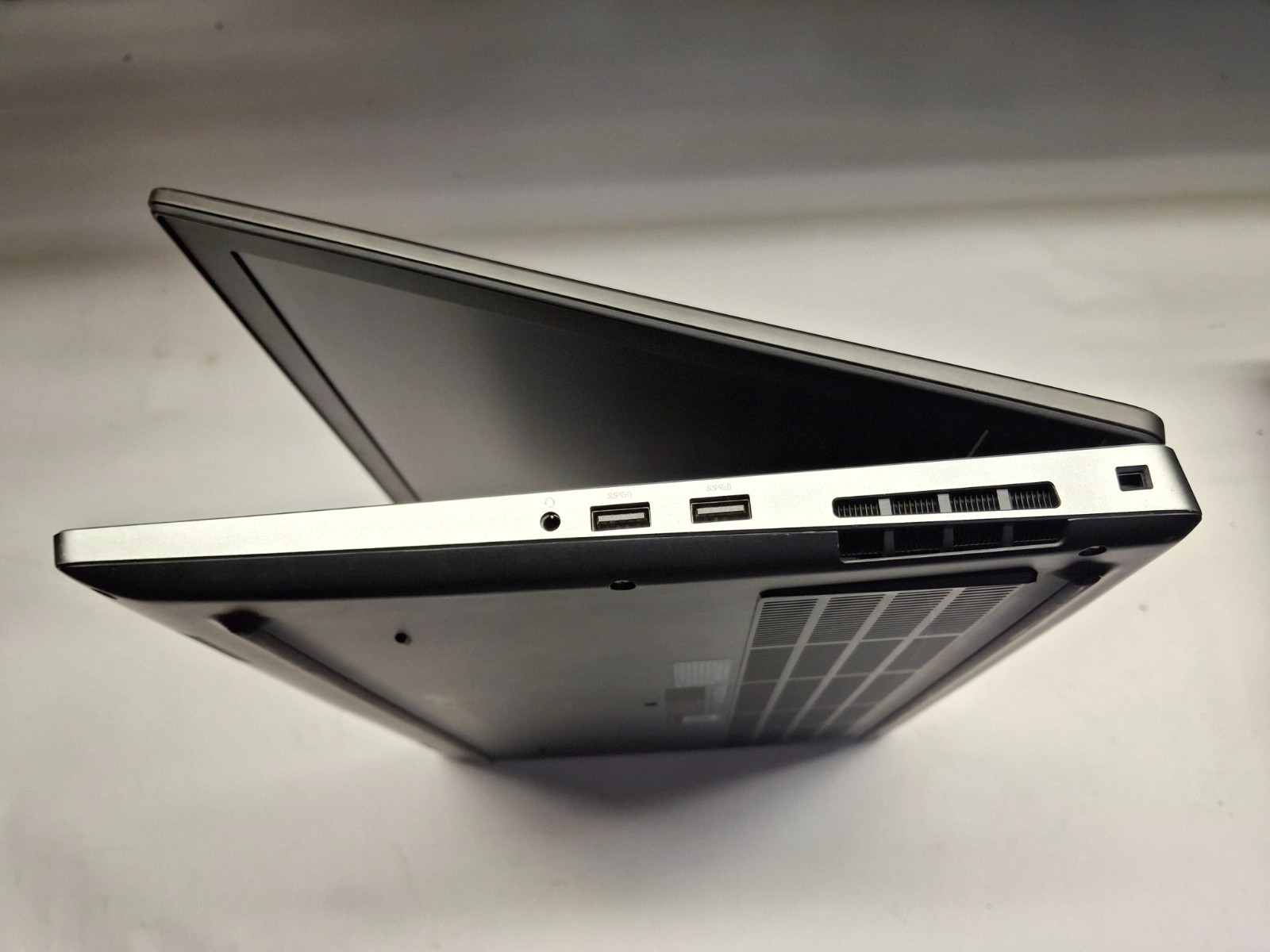 Dell Precision 7530 i7 8850H 256GB SSD 16GB 15.6″ FHD Quadro P1000 Win11P