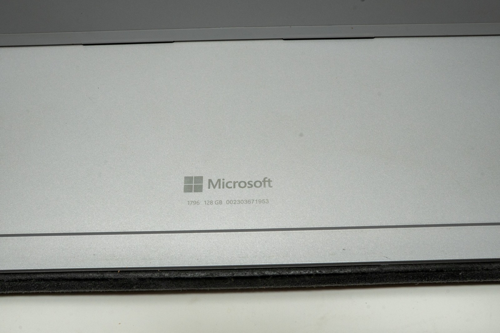 Microsoft Surface Pro 12.3″ Touch i5-7300U 4GB 128GB SSD 1796 Windows 10 Grade C