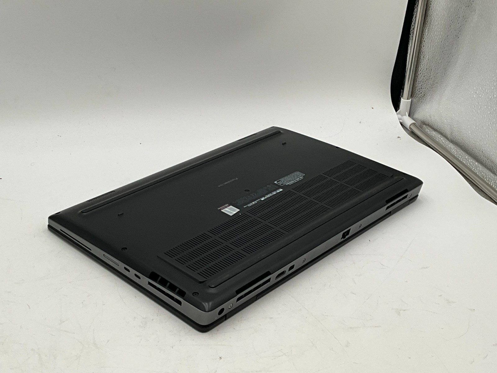 DELL Precision 7530 Xeon(R) E-2186M 32GB 1tb p3200 15.6″ LAPTOP JMDP6S2