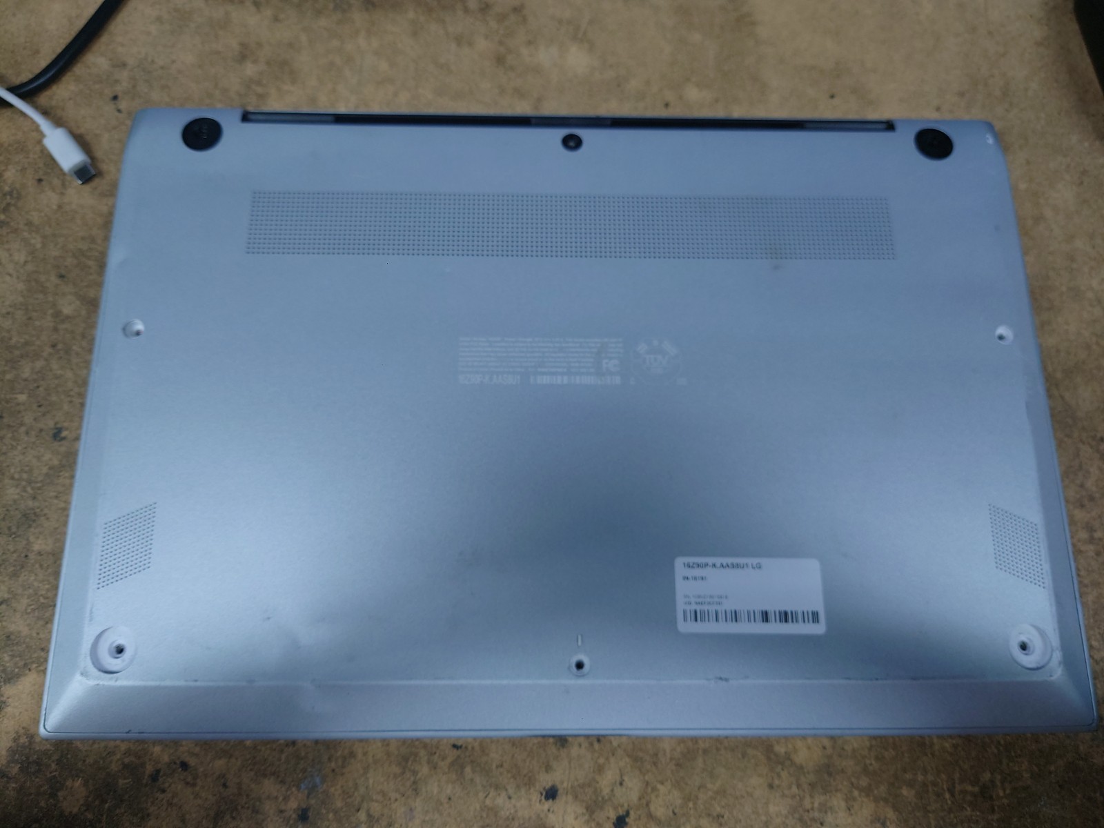 LG Gram 16″ FHD i7-1165G7 16GB RAM 512GB SSD No OS