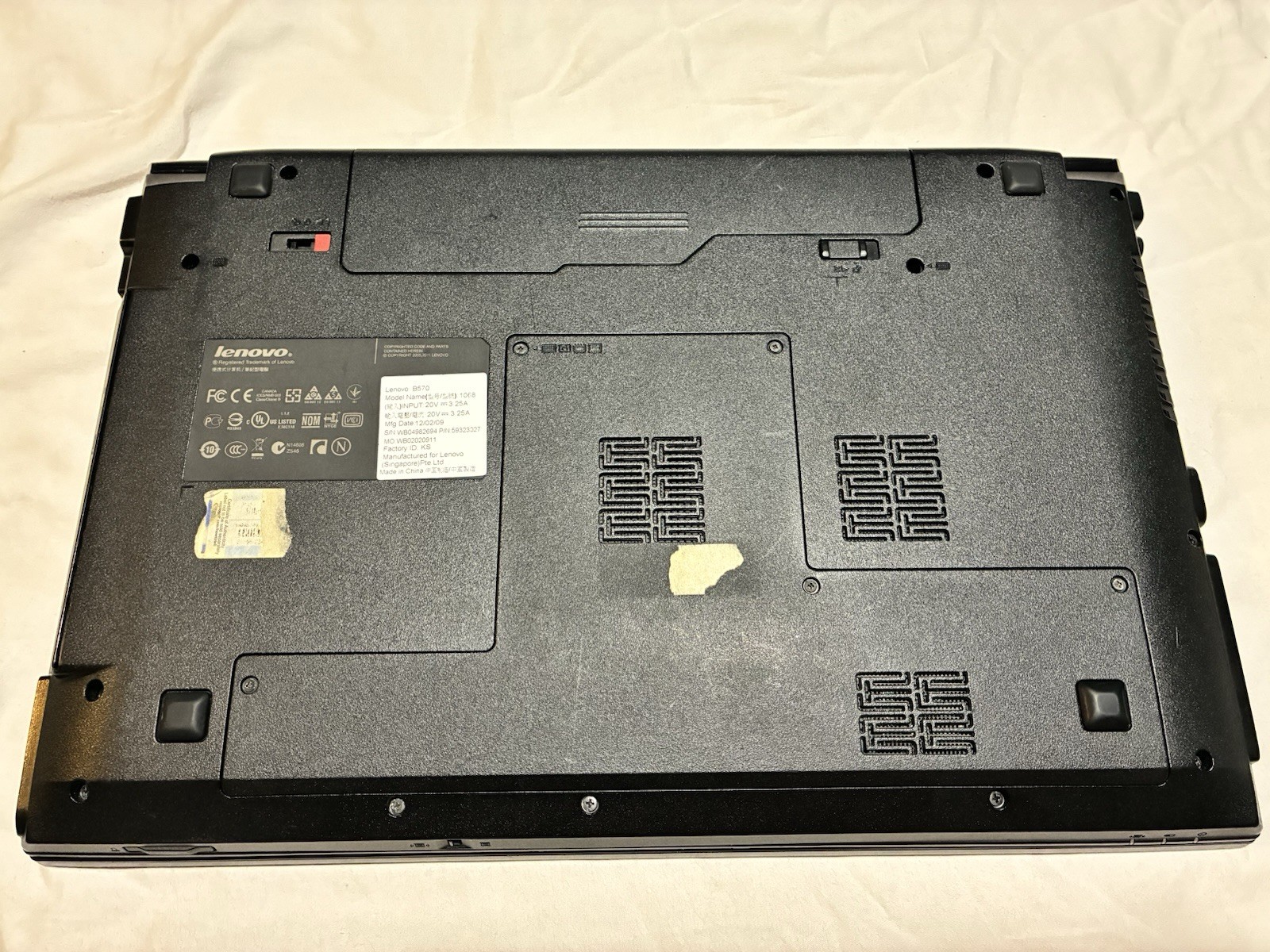 Lenovo B570 15.6″ Core i3-2310M 2.10GHz 4GB 500GB Samsung SSD DVD HDMI VGA AC