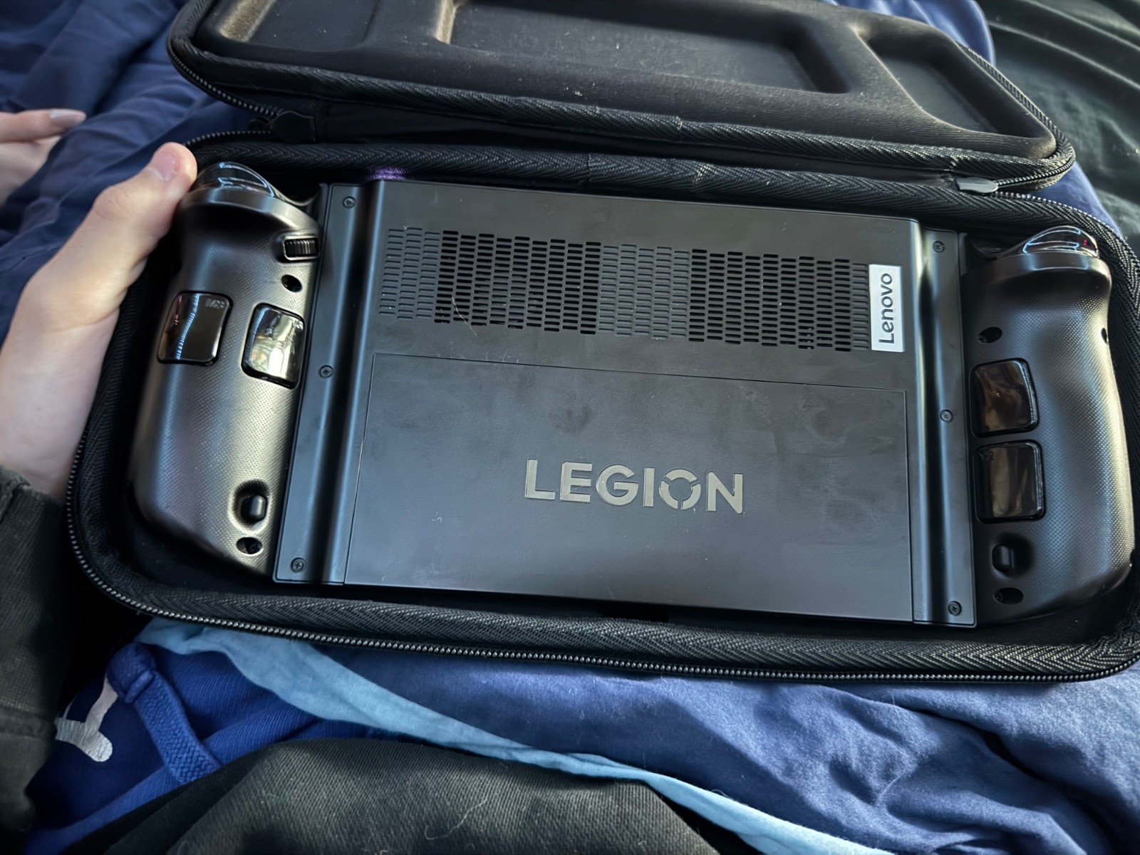 Lenovo Legion Go 8.8 in (1TB SSD, AMD Ryzen Z1 Extreme, 3.3GHz, 16GB RAM)…