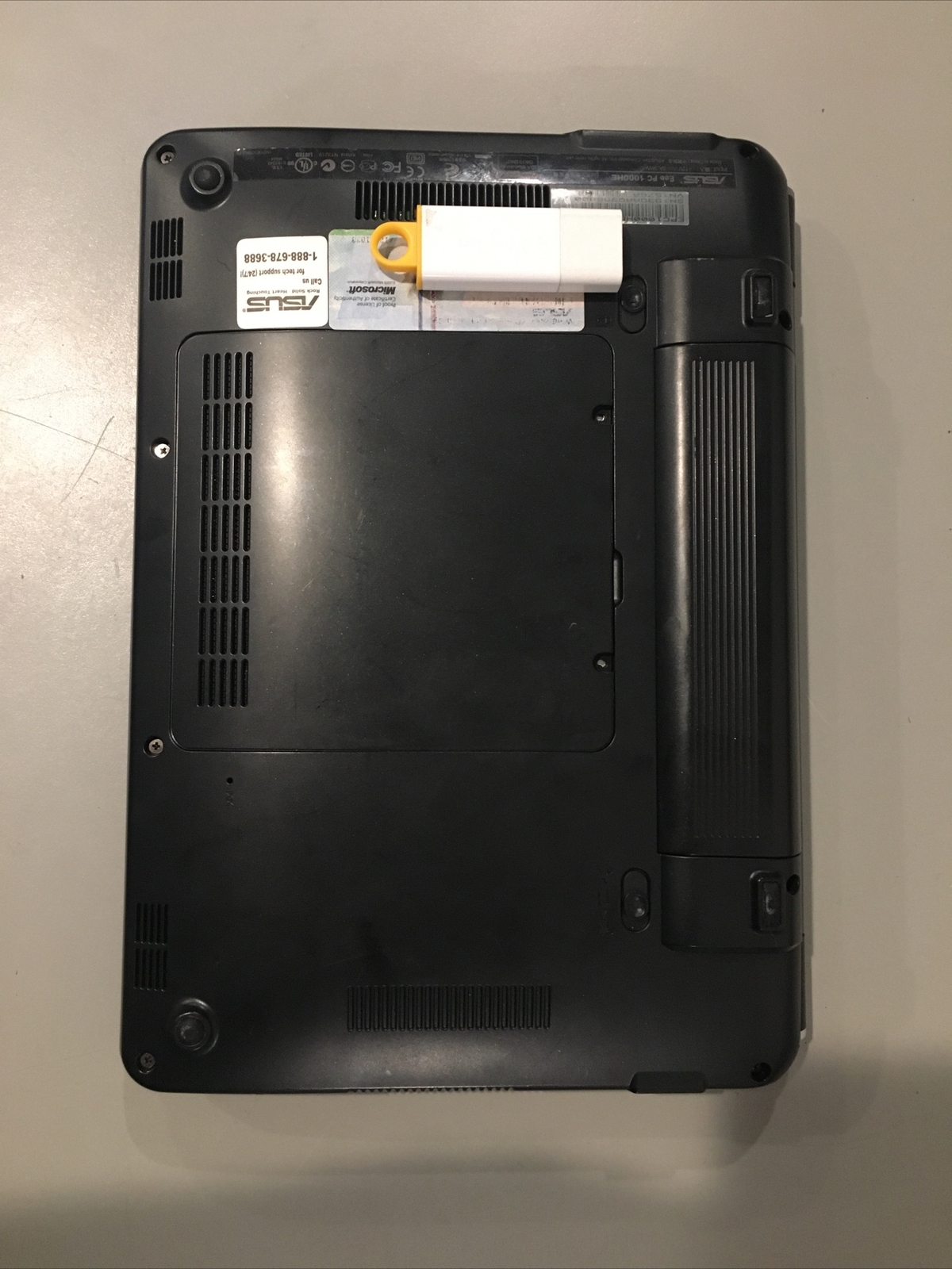 Asus Eee PC 1000HE Mini Laptop. 160GB HDD AND 1GB RAM. For parts or repair