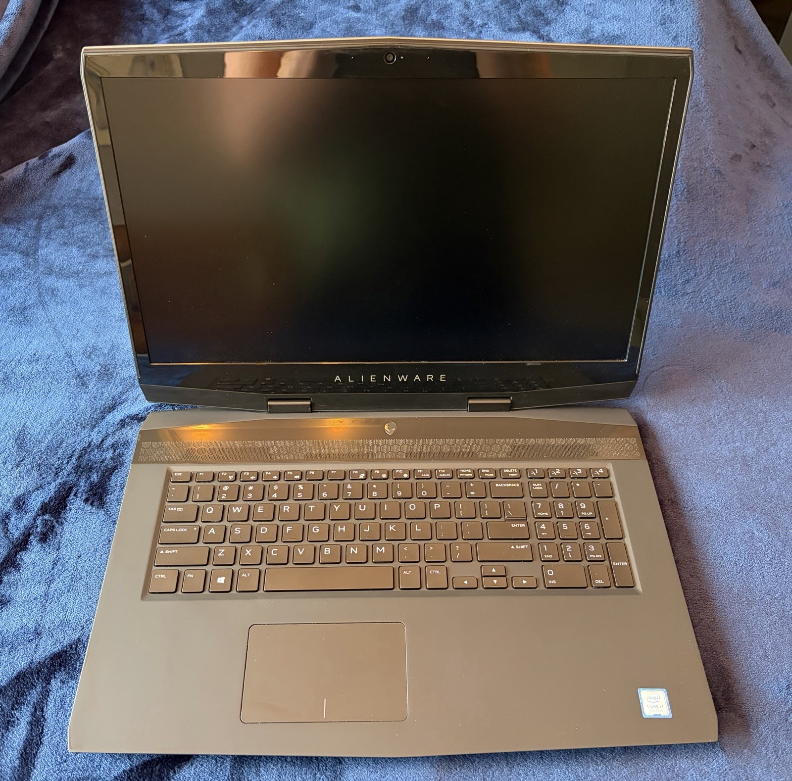 Alienware 17 17in i7-8750H 32GB SSD GTX 1660Ti Win11 Pro Sleeve