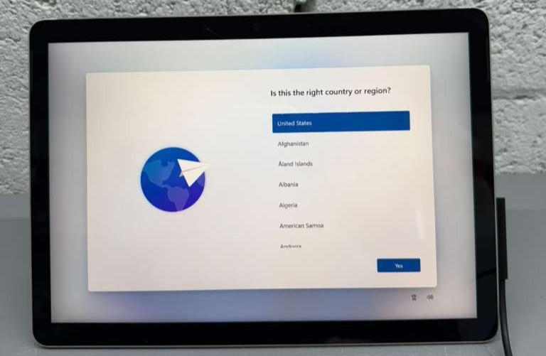 Microsoft Surface Go 3 1926 10.5″ i3-10100Y 4GB RAM 128GB SSD -READ DESC