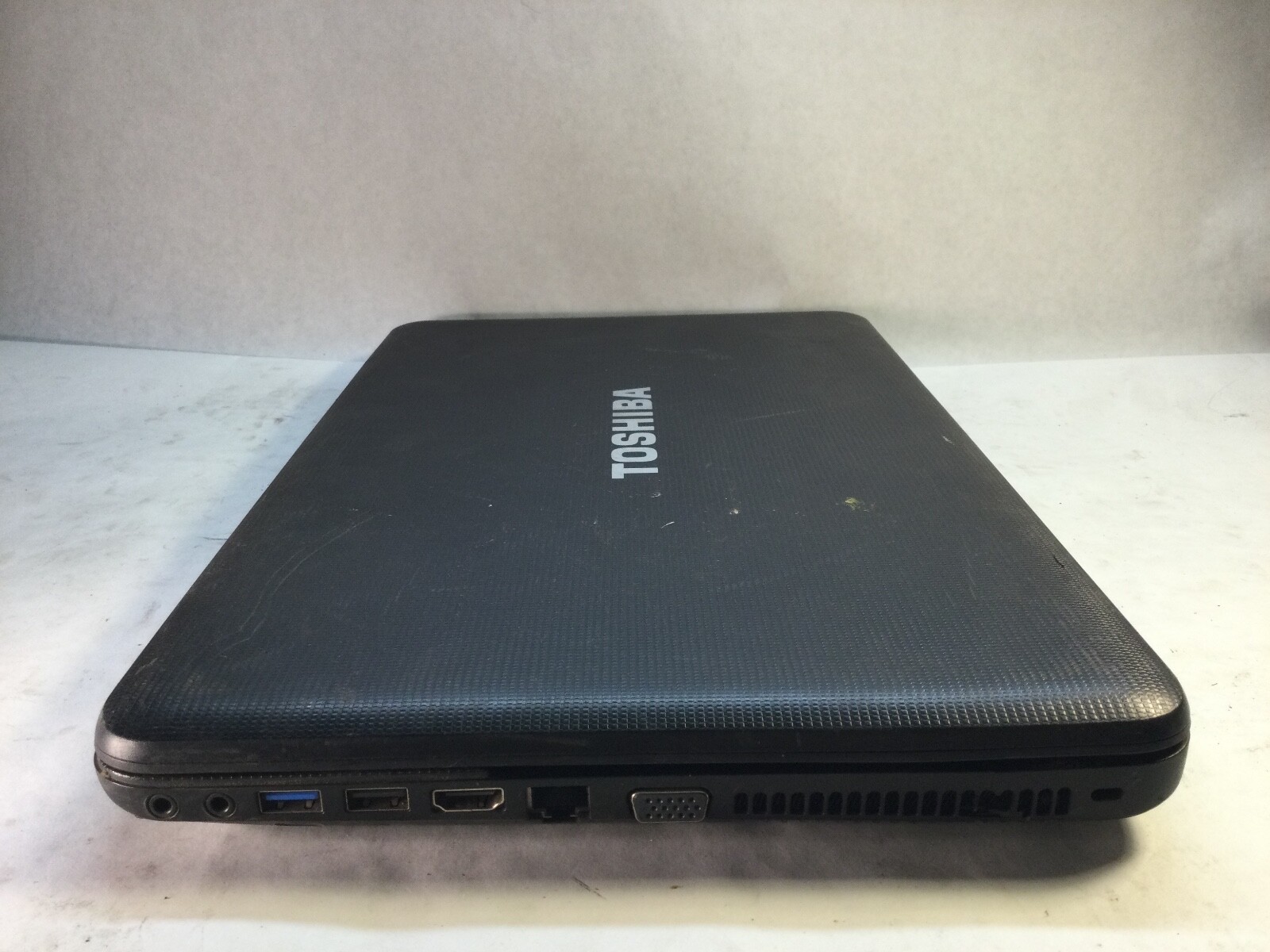 Toshiba Satellite Pro C855 15″ Laptop Intel Core i3 – POWERS/BROKEN DISPLAY – MZ