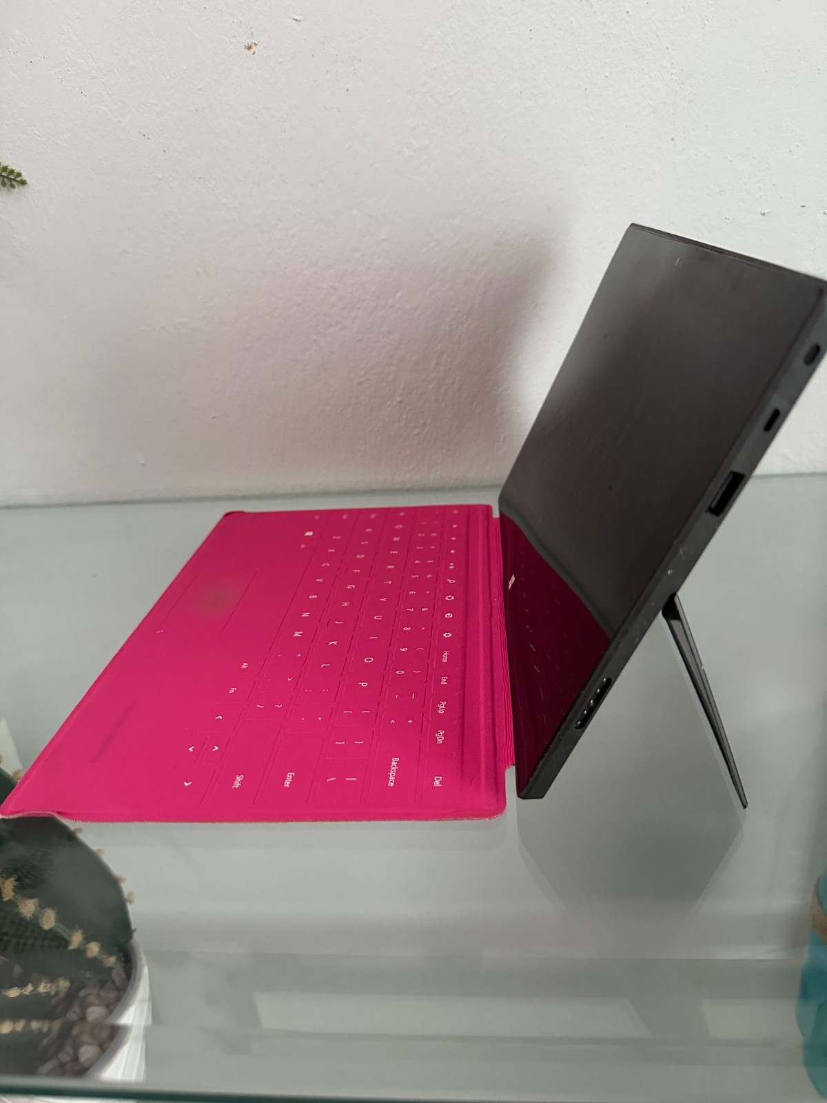 Microsoft Surface RT 32GB 2.00 GB RAM 3 Quad Core cpu 1.30GHZ NEEDS NEW BATTERY