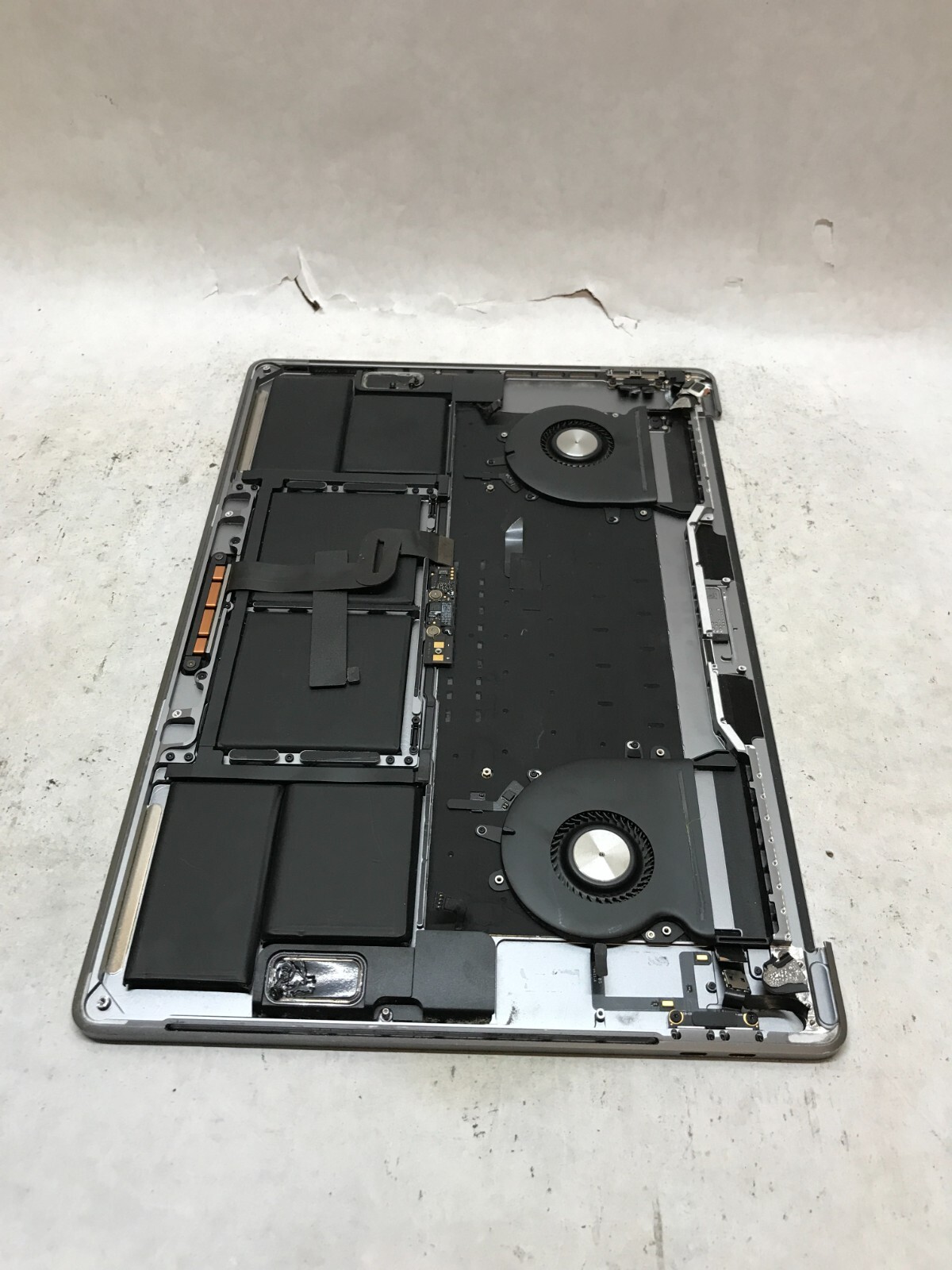 Apple MacBook Pro Touch/2018 A1990 Palmrest NO MOTHERBOARD For Parts/Repair- -DW