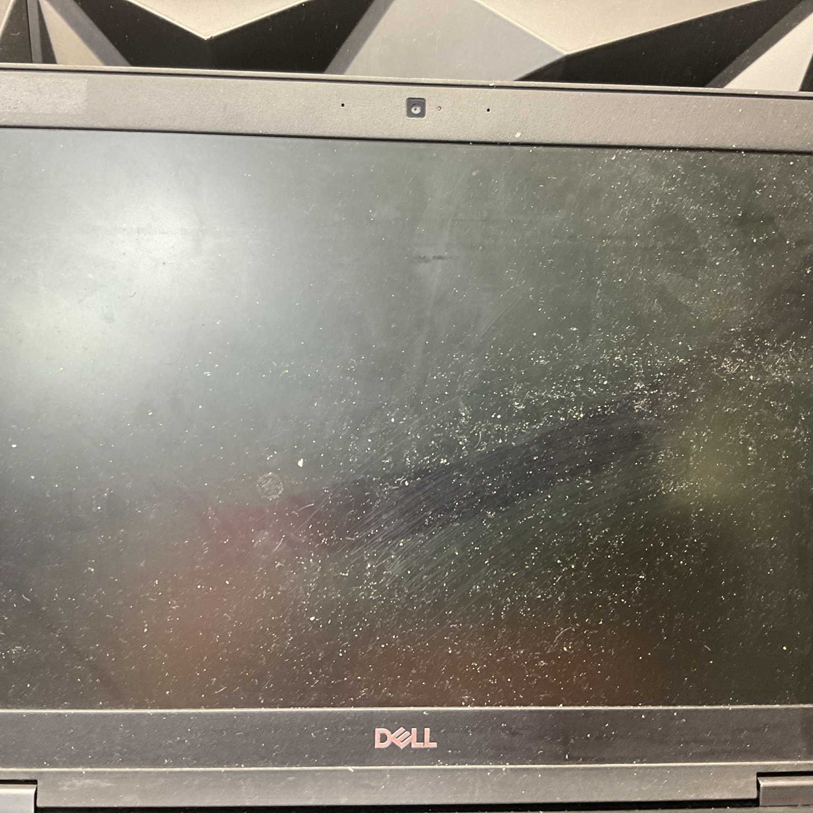 Dell Latitude 5590 / No POST / Cracked Screen / No RAM / No SSD / O10