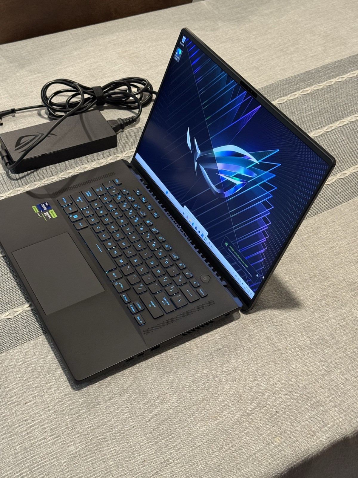 ASUS ROG Zephyrus M16 GU604VI | i9-13900H RTX 4070 32GB RAM 2TB SSD 240Hz