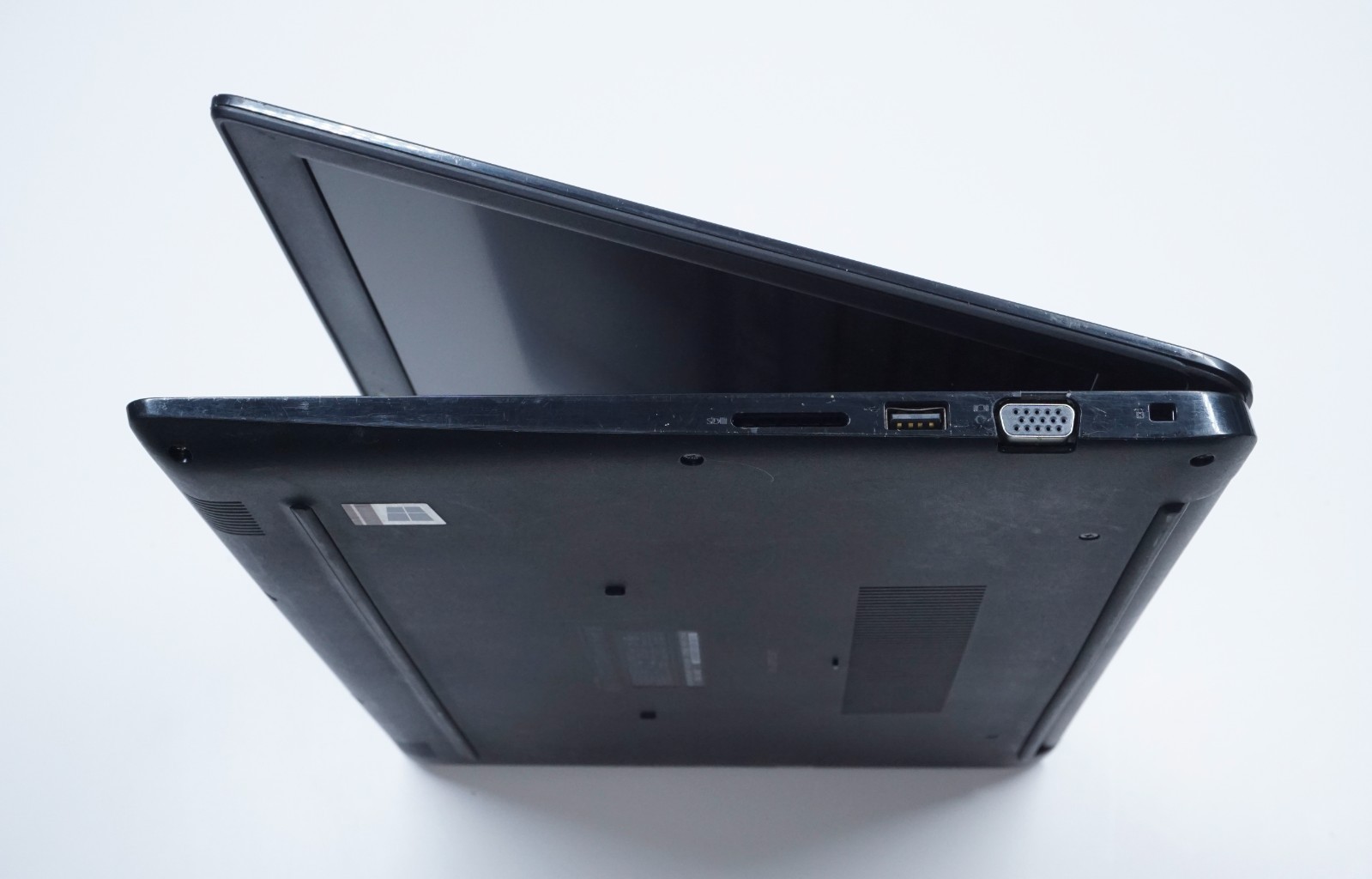 Dell Latitude 3500 Core i7-8565U @1.80GHz 8GB RAM 256GB SSD MX130 FHD (No OS)