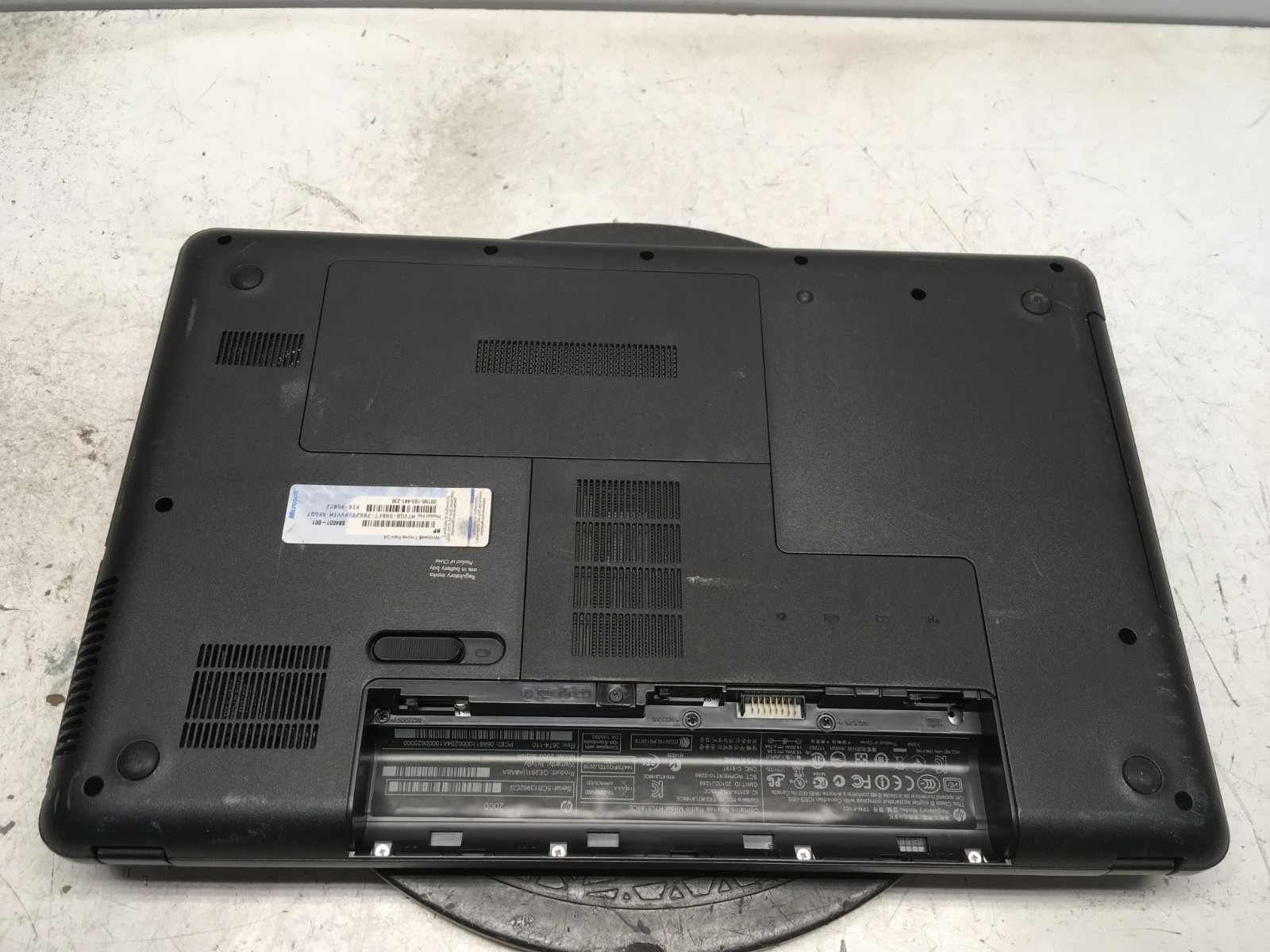 HP 2000-363NR Intel i3-M370 2.4GHz 4 GB NO HDD