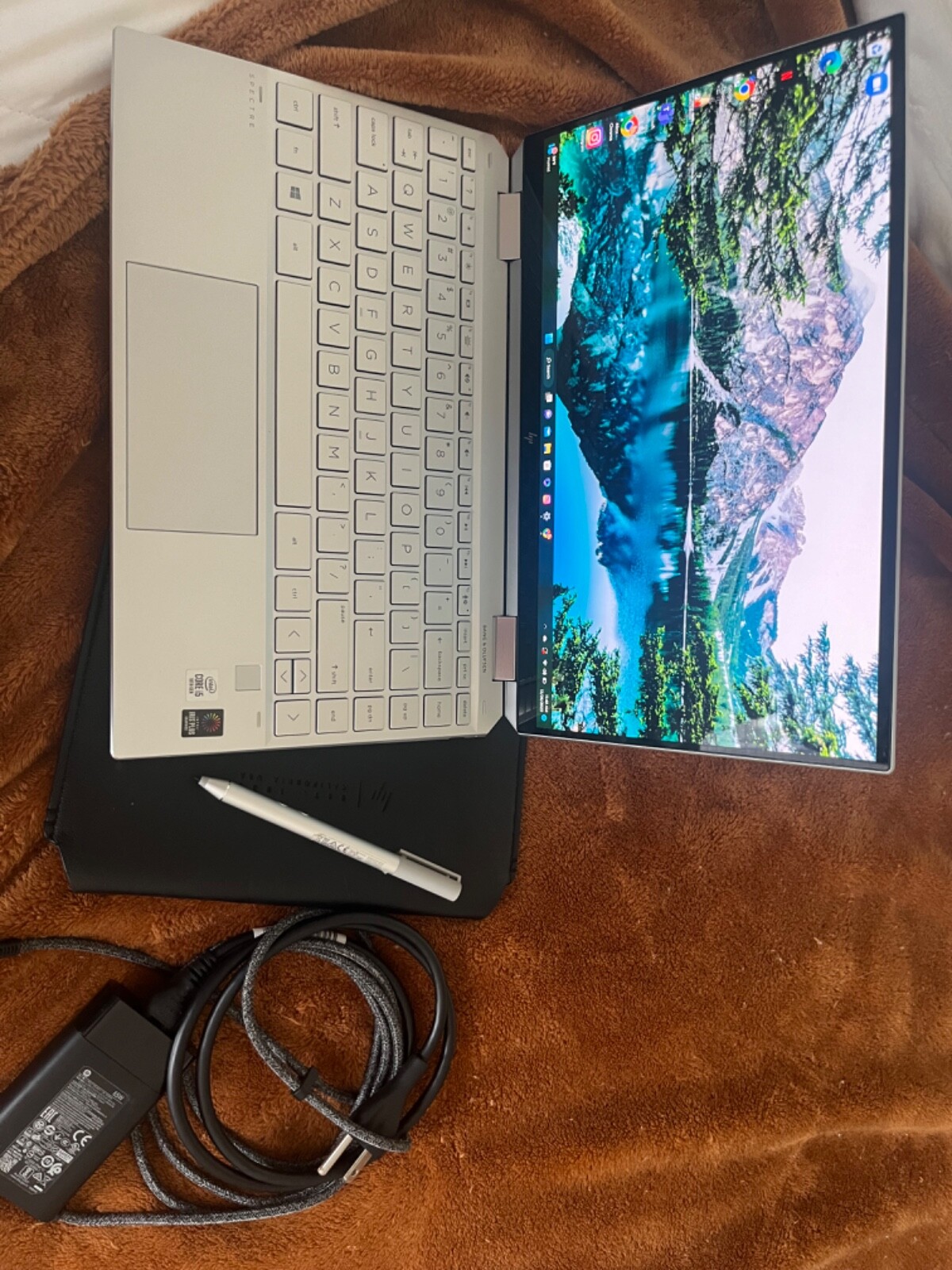 HP Spectre x360 (256GB SSD, Intel Core i5 1035G4, 1.10 GHz, 8GB) Laptop – Silver