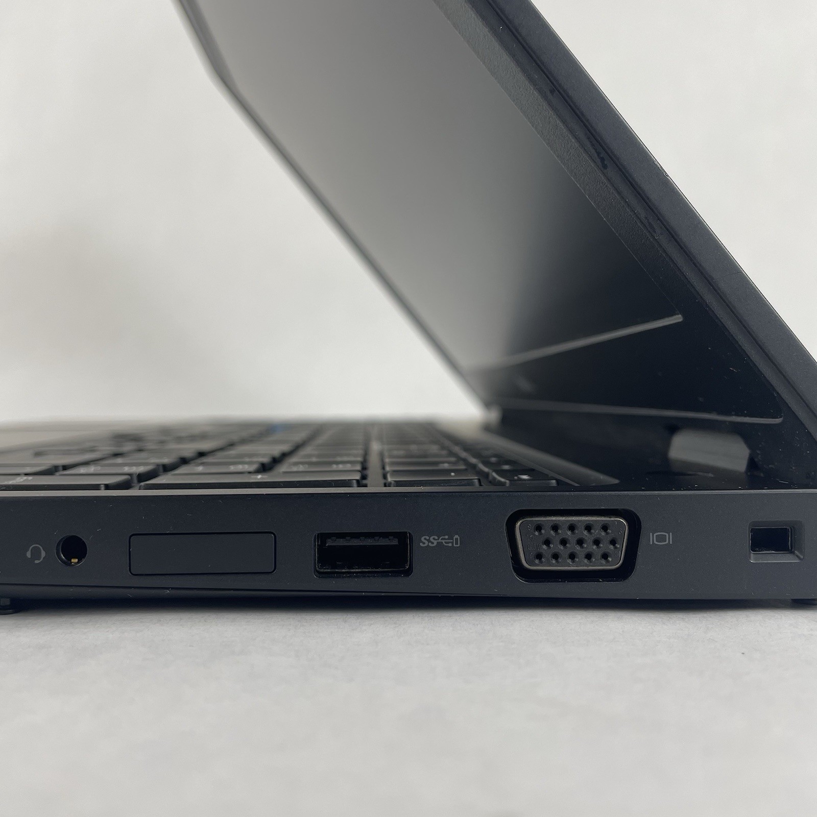 Dell Latitude 5580 15.6″ i5-7300U 2.60 GHz 8 GB RAM No SSD No OS
