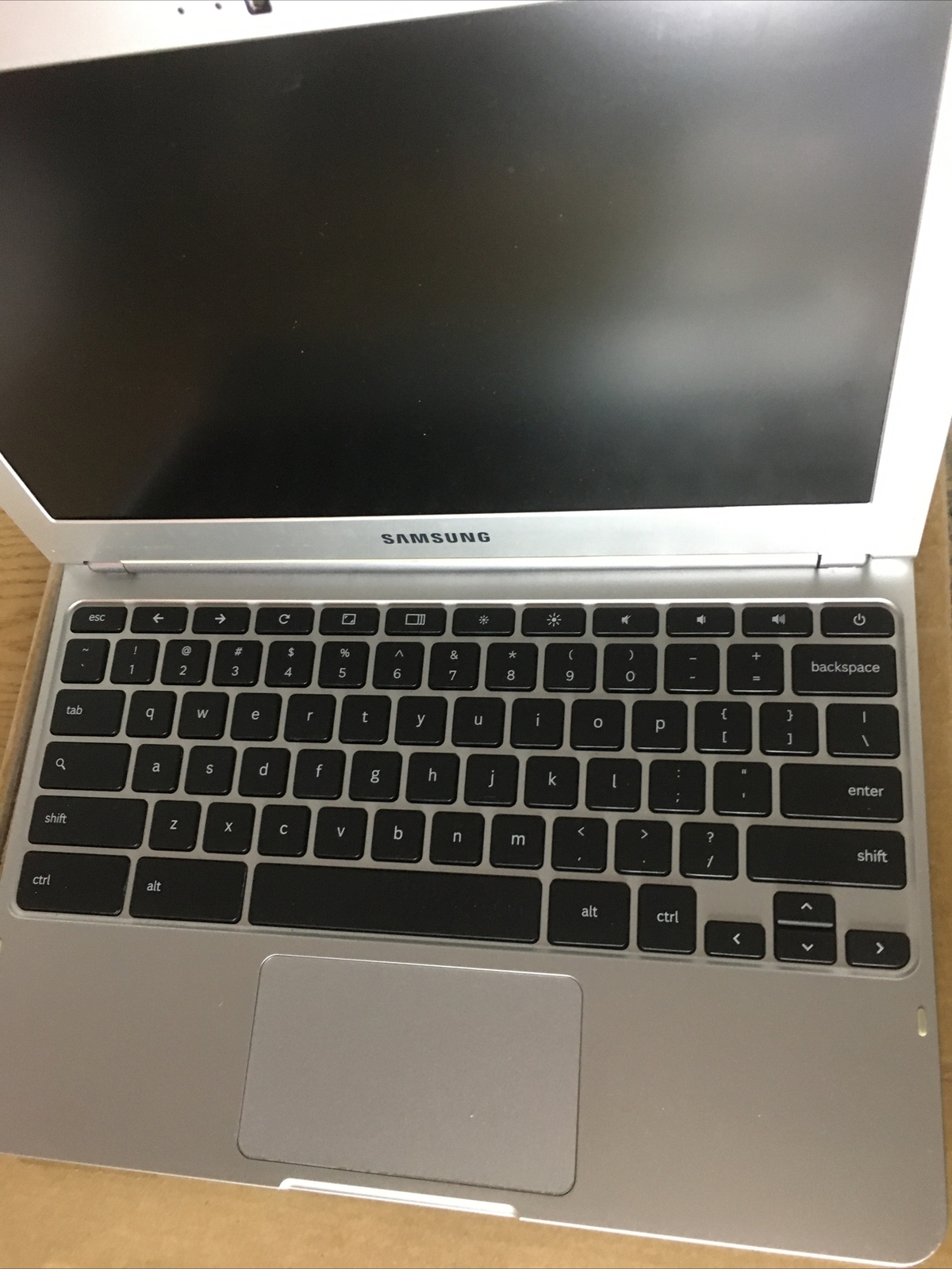 Samsung Chrome Book XE303C12-A01US For Parts Only Doesn’t Power On No Charger