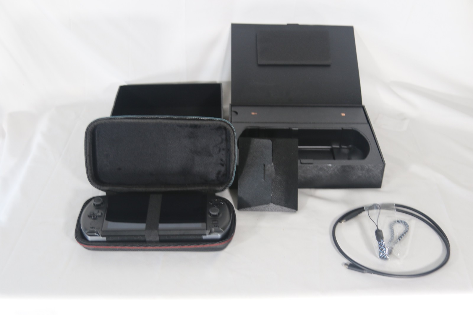 GPD Win 4 2023 7640U Handheld Gaming PC 16gb/1tb SSD