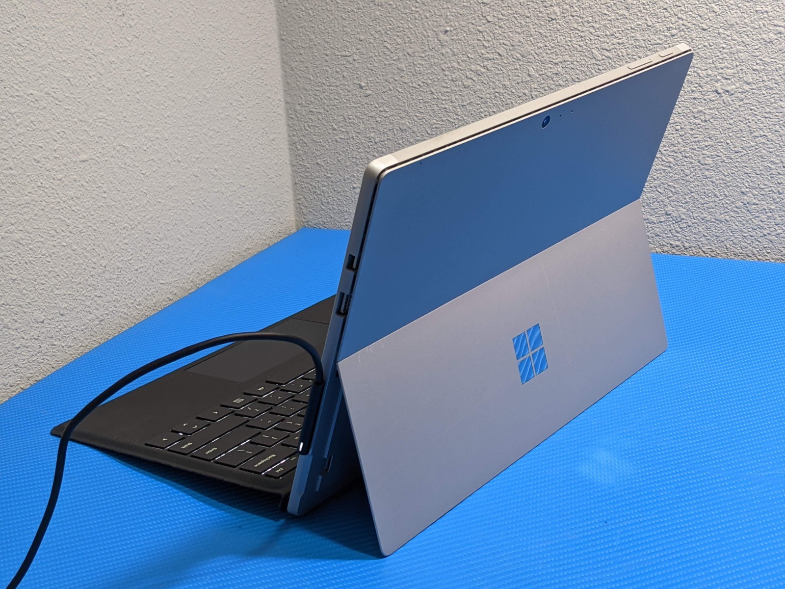 MS Surface Pro 1796 12.3″ 2736×1824 TOUCH i5-7th Gen 2.6GHz 4GB 128GB SSD AS-IS