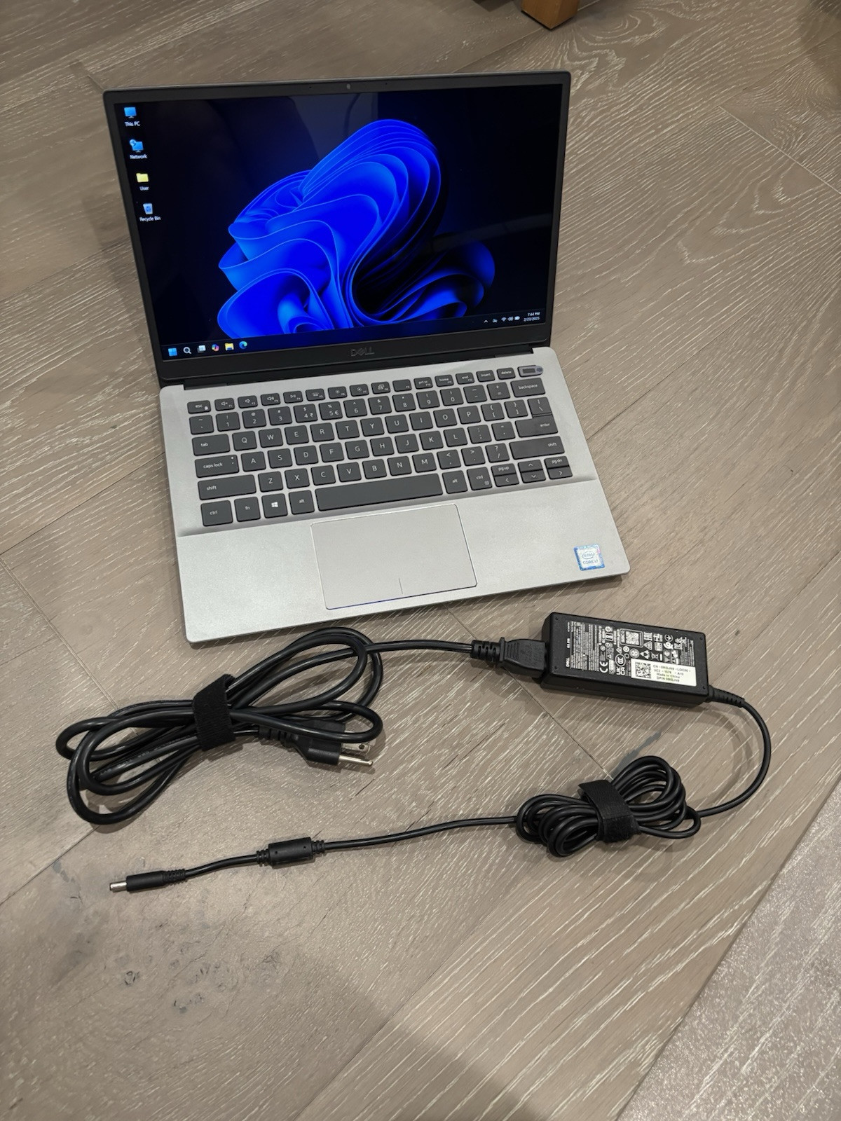 Dell Latitude 3301 Laptop – Intel i7-8565U @ 1.8 GHz/8GB RAM/ 512 GB SSD