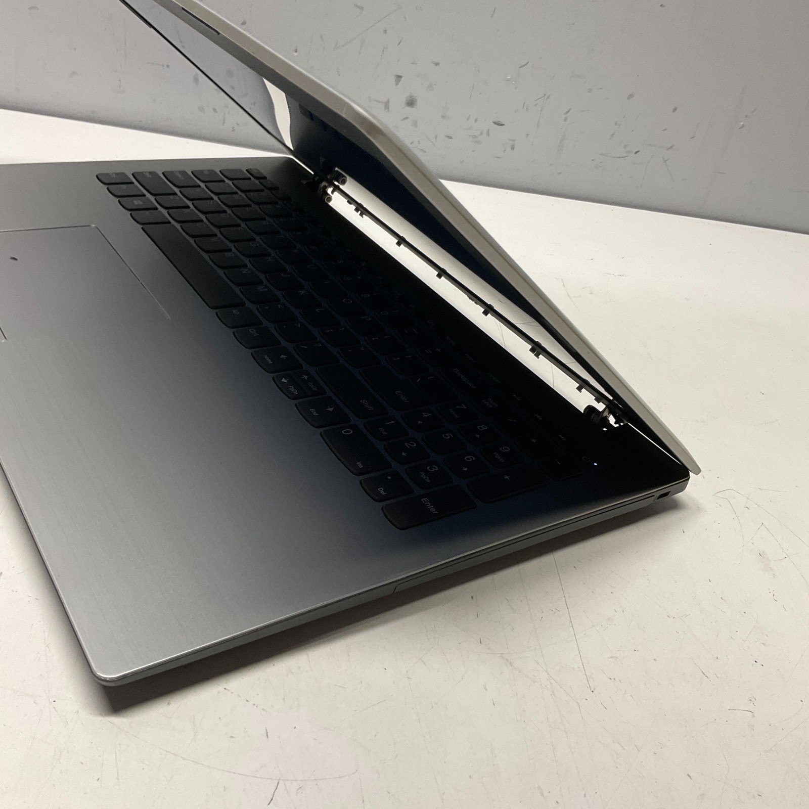 Lenovo Ideapad 330-15IKB 15.6″ Intel Core i3-8130U @2.20GHz 4GB RAM 1TB HDD