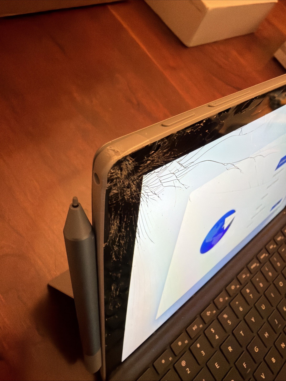 Microsoft Surface Pro 7+ 1960 /Cracked Screen③