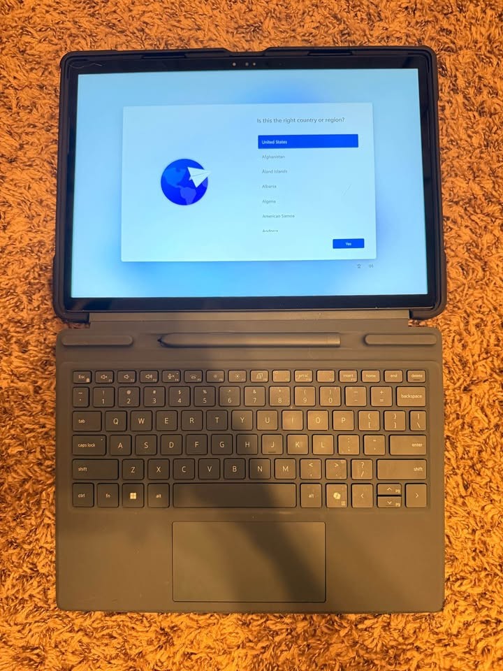 Dell latitude 7350 (512GB, 16GB, 164U) – Dell K21M Keyboard – 2 E2222H Monitors