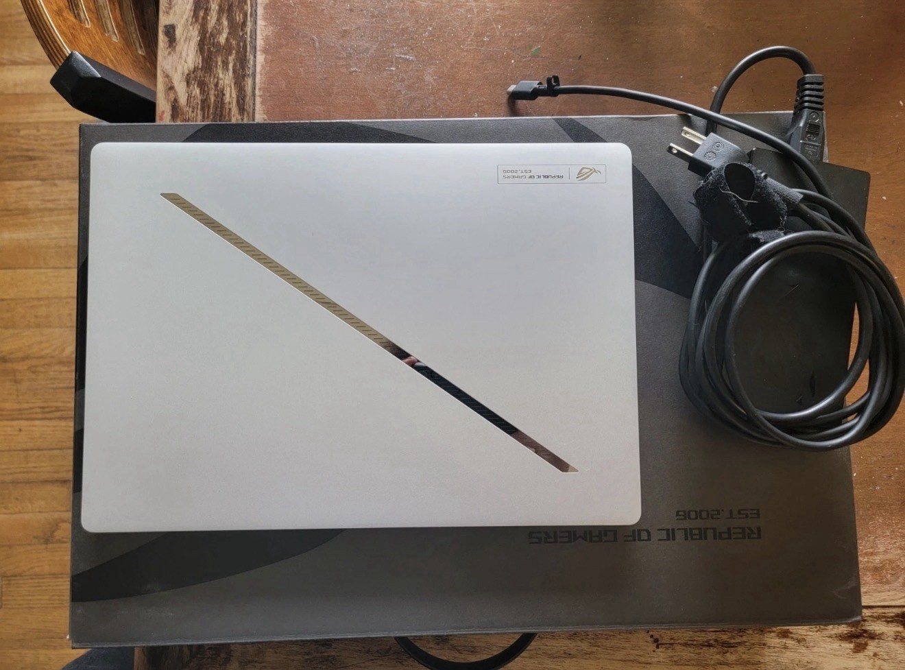ROG Zephyrus G14 2024 (RTX 4060 AMD Ryzen 9 8945HS) For parts, original box