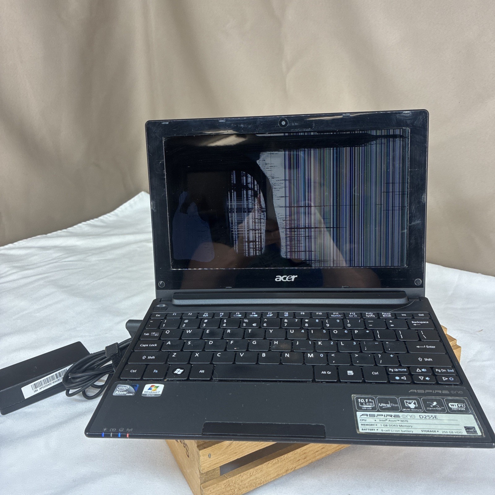 Acer Aspire One D250 Kav60 Laptop Computer Bad screen- For Parts Or Repair
