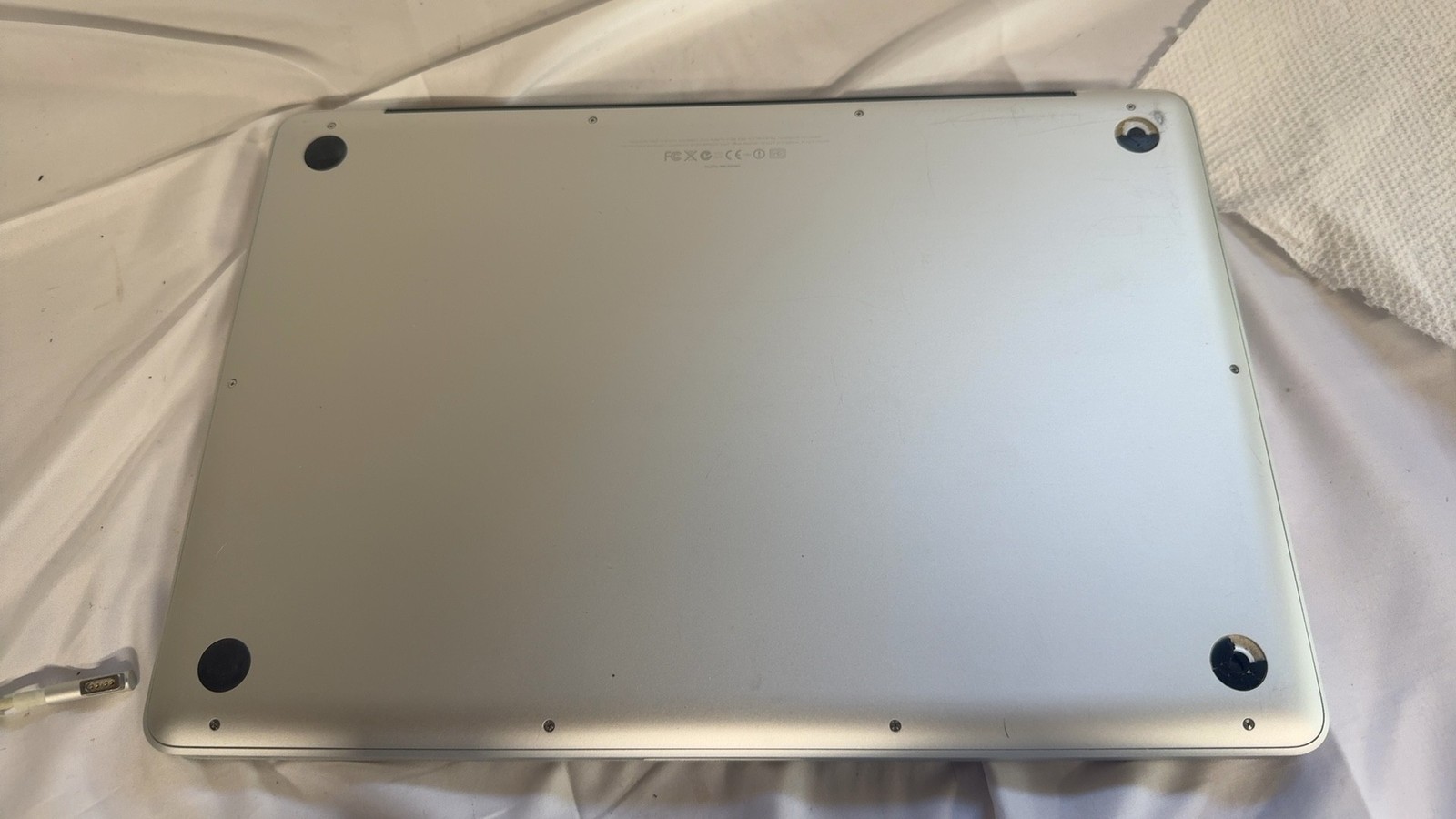 Apple MacBook Pro 2.4 GHz Mid-2010 Core i5 4 GB DDR3 320 GB HDD 15.4″