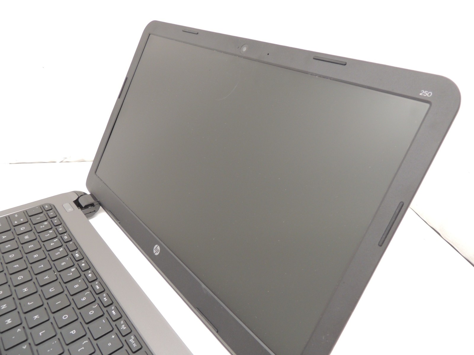 HP 250 G2 15.6″ Core i3 4005U 8GB No HDD/Battery Laptop Tested – Broken Foot