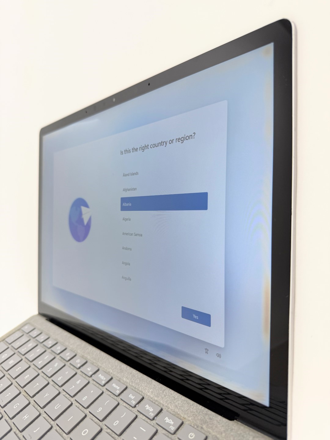 Microsoft Surface Laptop 2 1769 13.5″ Touch i5-8250 8GB 256GB SSD W11H – READ