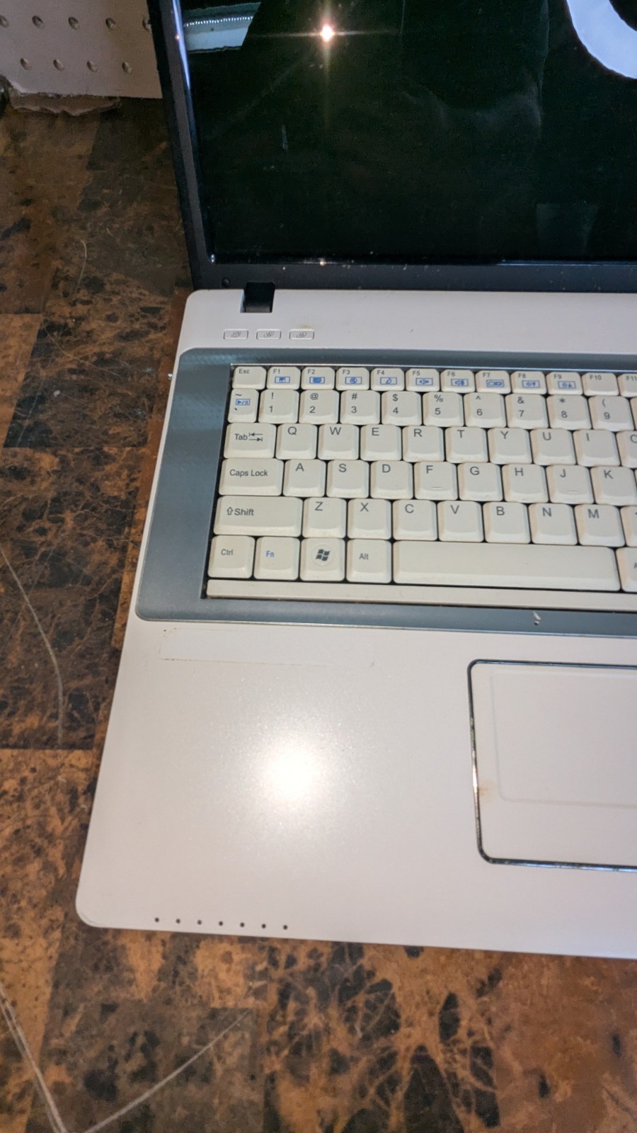Vintage Sager Clevo M77SU Laptop With Nvidia – Windows Xp Pro *FOR PARTS*