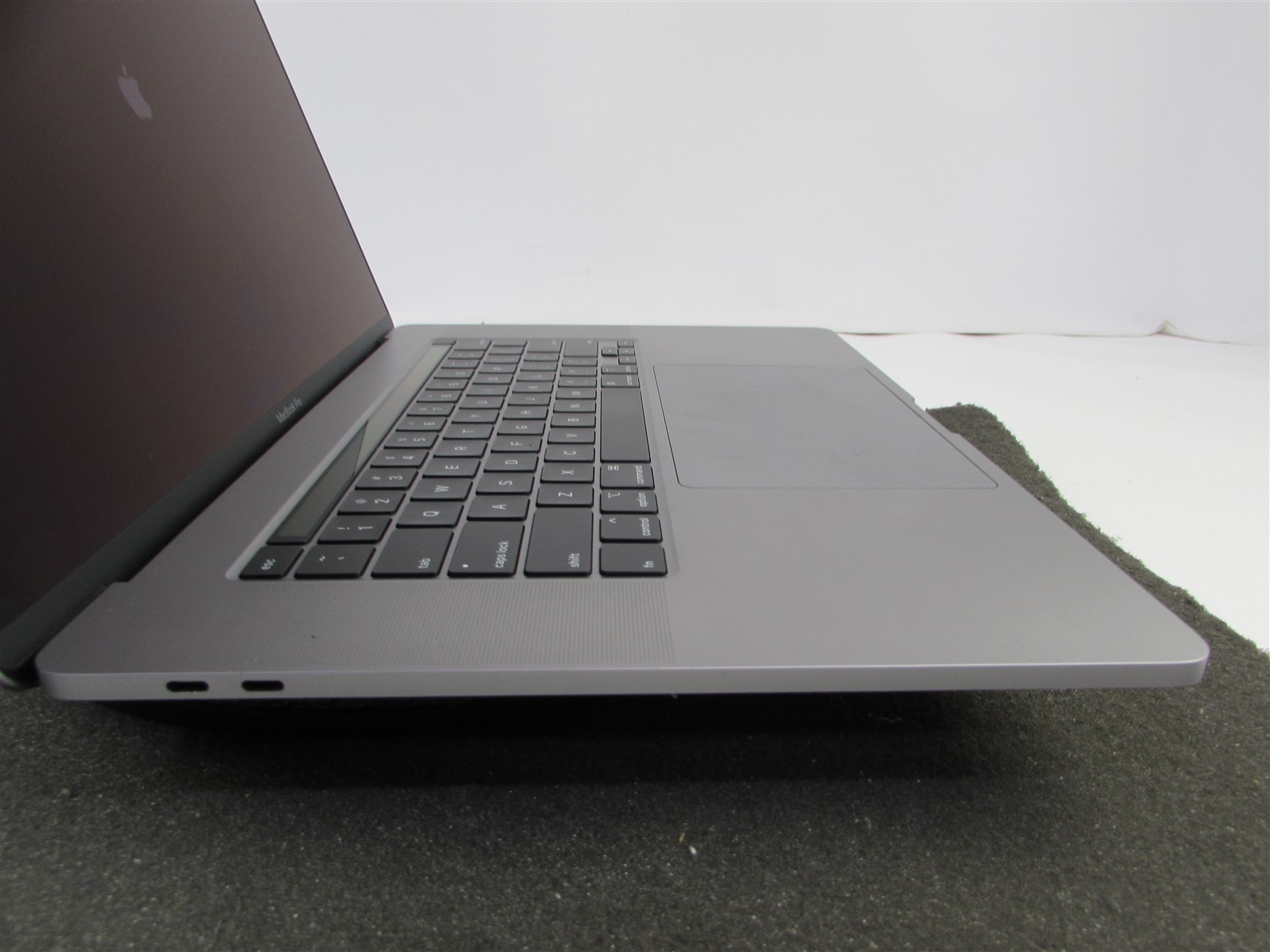 APPLE MACBOOK PRO A2141 3072X1920 I9-9980Hk 1TB SSD 32GB RAM AMD GPU NO O.S